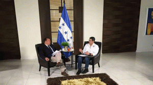 Hernández fue entrevistado en su residencia por el periodista, Renato Álvarez de la Corporación Televicentro.