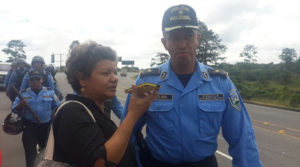 Sandra Maribel Sánches en horas tempranas cuando entrevistaba al comisionado Daniel Molina, encargado del operativo policial