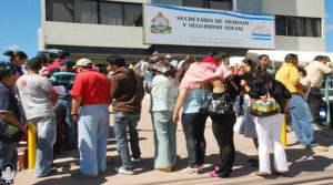 Largas filas se hacen en Honduras en busca de una "chambita"