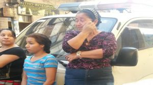 Areli Suyapa Baca llegó acompañada de una hija y una vecina a ver que le ocurría a su hijo Sergio Nahun Baca