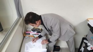 Salvador Nasralla estampa su firma para interponer el recurso de amparo ante la Sala de lo Constitucional del Poder Judicial.
