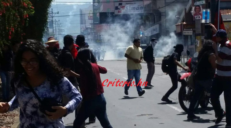 Policía hondureña reprime movilización de opositores