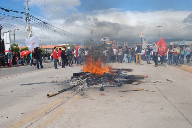 Manifestación en Blvd. Centro America a inmediaciones de Plaza Miraflores