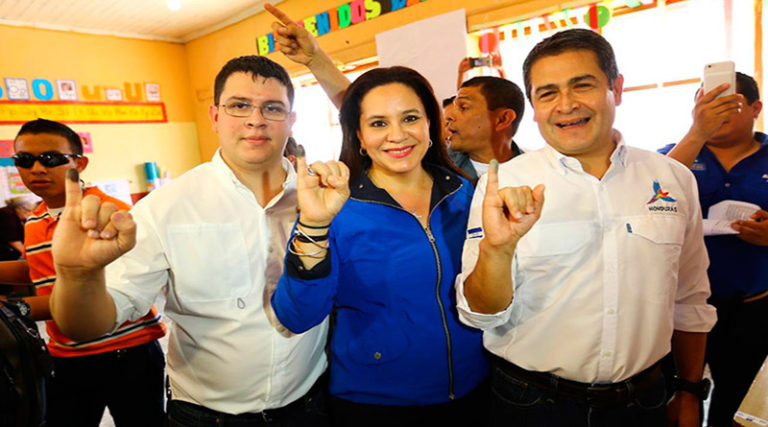 lista que incluye a familiares de Juan Hernández