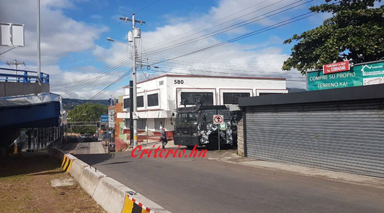 Policías listos con tanquetas