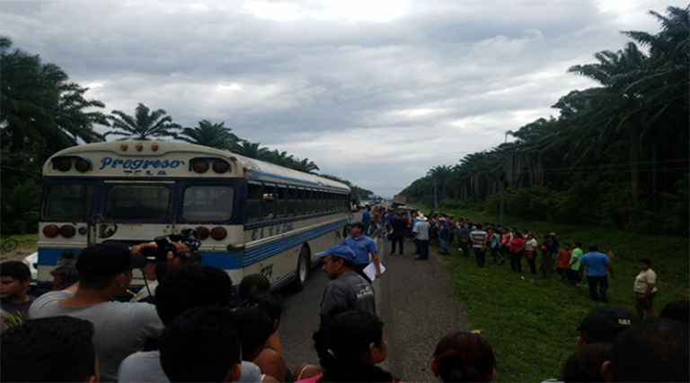 En asalto a bus matan a tres personas