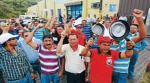 Empleados públicos organizados protestan