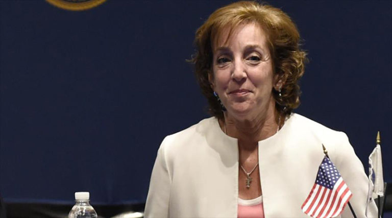 Renuncia embajadora de EEUU