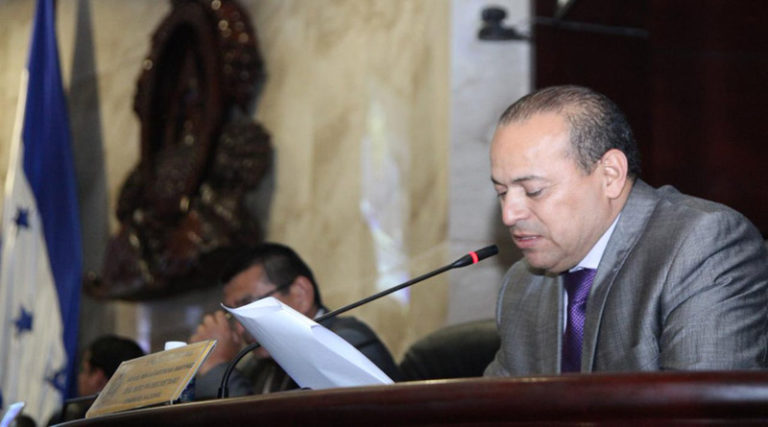 militares y policías