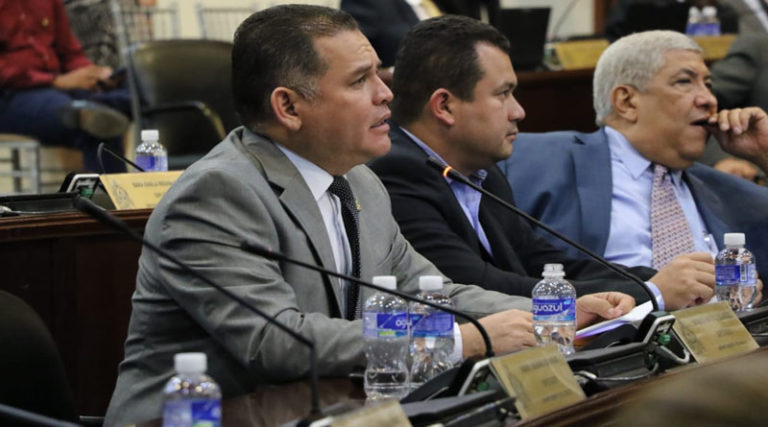 Magisterio exige a diputado