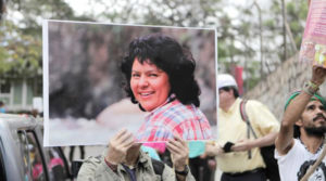 homenaje a Berta Cáceres cancelando concesión de río Gualcarque