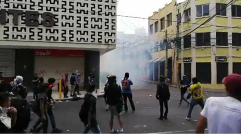 Policías y militares reprimen brutalmente protesta