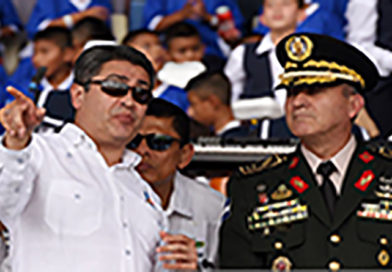 «Al jefe de las Fuerzas Armadas se le salió la saya cachureca»: Juan Barrientos