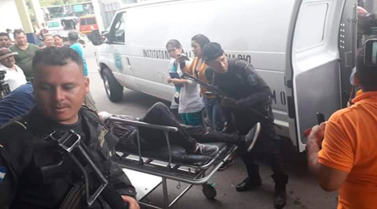 Un muerto y 26 heridos