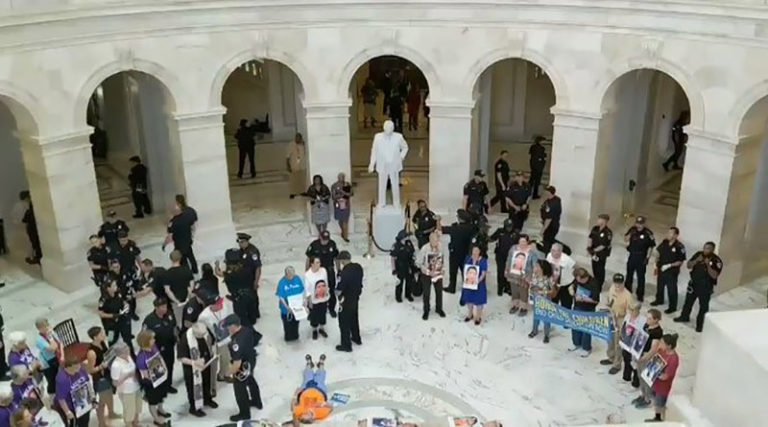 Detienen 70 católicos