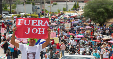 En gigantesca protesta, hondureños exigen la salida de Hernández por vínculos con el narco