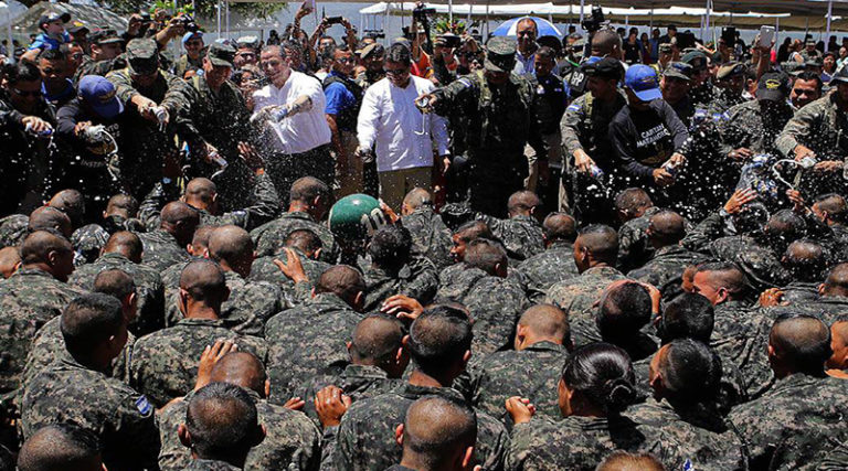 Despolitizar FF.AA. y menguar su poderío