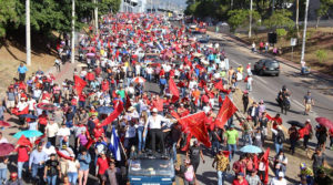 Marea roja exige la salida de Hernández