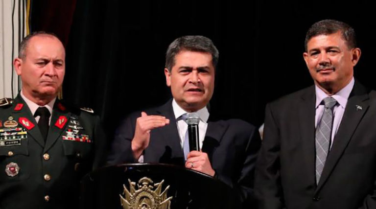 Burlas, consultas falsas y jugada política