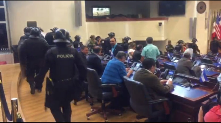 EE.UU llama a El Salvador