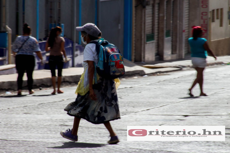 Adultos mayores viven calvario