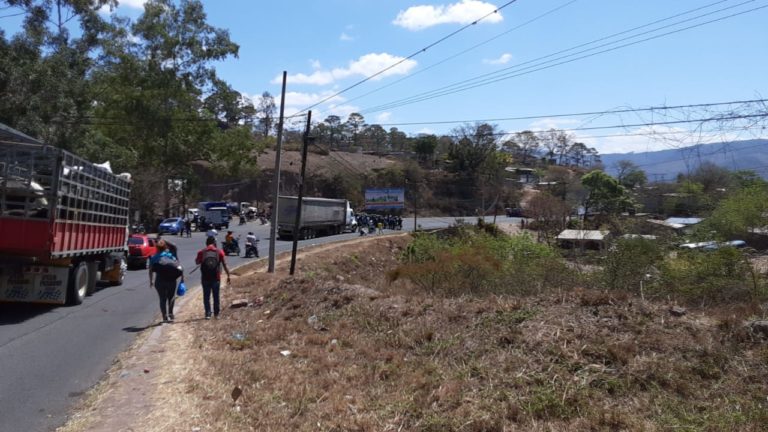 Pobladores con hambre se toman carretera a Olancho