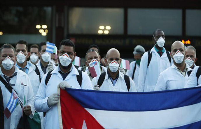 Más de 10 países reciben ayuda de médicos cubanos