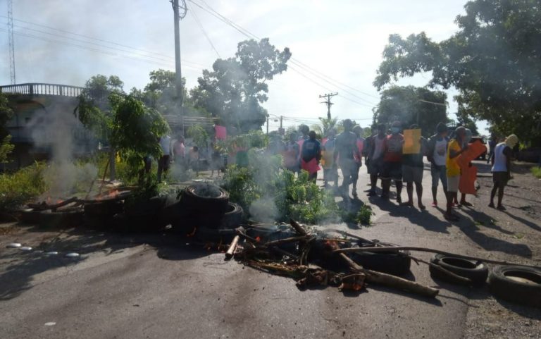 Policía reprime a comunidades