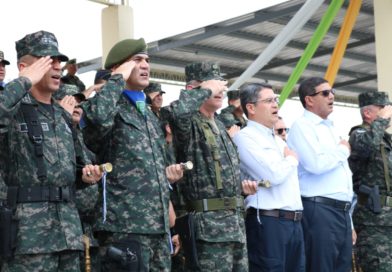 Presidente de Honduras se refugia entre las estrellas de generales
