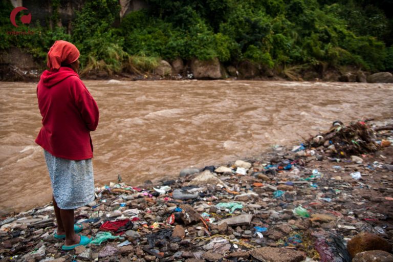 Frente frío ya deja inundaciones