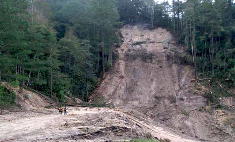 Continúan derrumbes y zonas incomunicadas