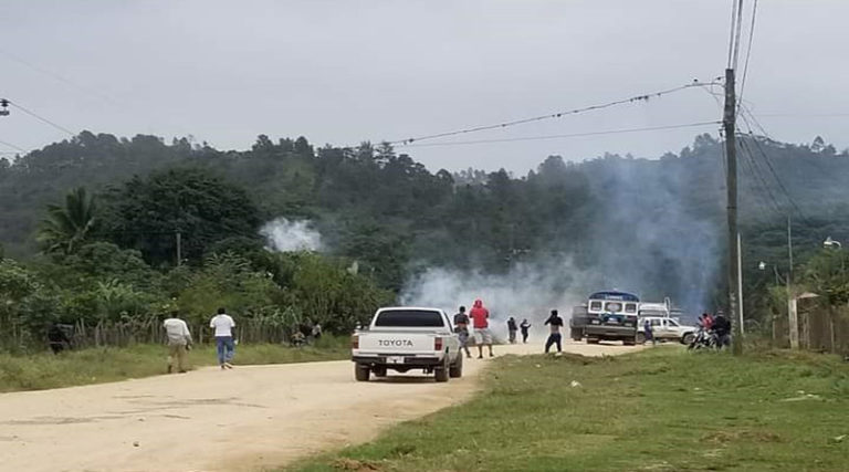bombas lacrimógenas en interior de un bus
