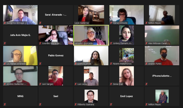 Jóvenes dialogan con Salvador Moncada