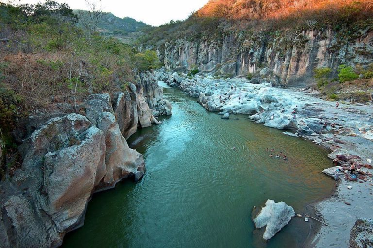 decreto para construcción de 14 represas