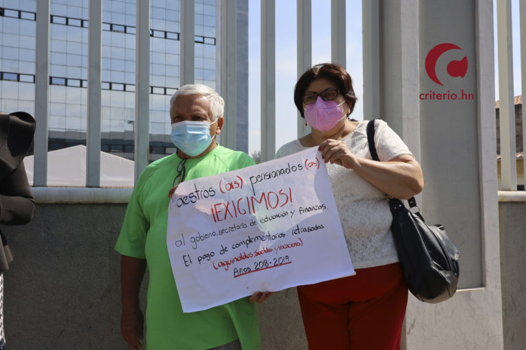 Docentes jubilados denuncian