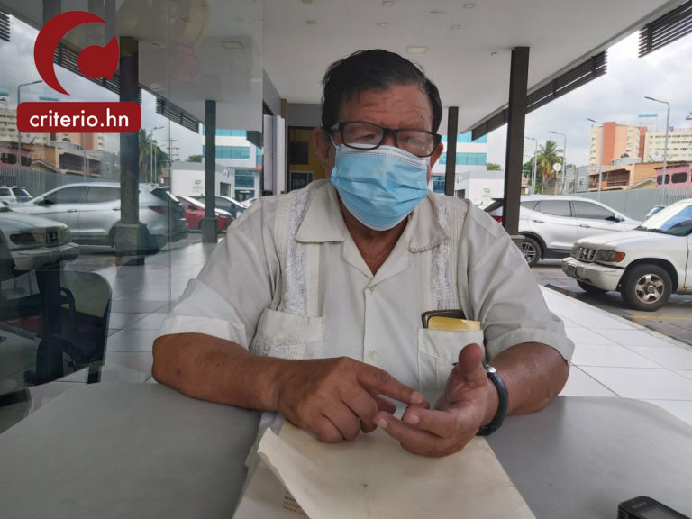 Al borde del suicidio periodista abandonado