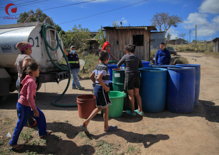 falta de acceso al agua potable y a la energía eléctrica