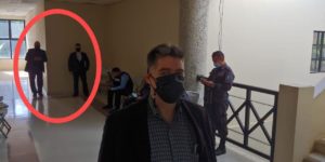 Alertan sobre presencia de hombres armados al interior del Tribunal que conoce caso de defensores de Guapinol en Tocoa, Colón La abogada defensora Kenia Oliva informó que ante los «actos intimidatorios y vigilancia» ejercida por el Ministerio Público se ven en la necesidad de solicitar medidas de protección ante el Sistema Nacional de Protección de Defensores y Defensoras. Tegucigalpa. Defensores de derechos humanos alertaron que los fiscales del Ministerio Público introdujeron civiles vestidos de traje armados al Tribunal de Sentencia de Tocoa, Colón, donde se lleva a cabo el juicio contra los ocho defensores de Guapinol, una acción que calificaron como «un claro acto de intimidación y amenaza contra los abogados y los ocho defensores detenidos ilegalmente desde hace más de 28 meses. El equipo de abogados que integran la defensa de los ocho ambientalistas de los ríos Guapinol y San Pedro informó a los jueces del Tribunal de Sentencia que abandonarán la sala «a menos que los hombres armados que acompañan al Ministerio Público abandonen el Tribunal»; pues consideran que están allí para amenazar e intimidar a la defensa. El abogado del bufete Justicia para los Pueblos, Edy Tabora, declaró «llegaron hasta frente a la Sala en una actitud intimidante y frente a la solicitud que hemos hecho de una explicación, el Tribunal no ha dado razón exacta, una razón satisfactoria, ni ha ordenado las investigaciones necesarias para la seguridad física de la defensa, de los acusados, incluso del cuerpo judicial». Nota relacionada: Amnistía Internacional pide a fiscal Óscar Chinchilla retirar de cargos contra defensores de Guapinol Otro de los profesionales del derecho, Roberto Zamora, afirmó que si bien es normal la presencia de seguridad en los Tribunales esta siempre es proporcionada por el Poder Judicial, la Policía Penitenciaria cuando hay procesados y la misma Policía Nacional. Sin embargo, en este caso «nos hemos encontrado con por lo menos dos personajes vestidos de traje y armados, causando intimidación a todos los que asistimos a este juicio oral y público». De ahí que soliciten al Tribunal de Sentencia que identifiquen de quiénes se trata y cuál es el motivo de su presencia en el juicio. «Estamos a la espera de que tomen decisiones serias porque consideramos que la seguridad personal de tanto defensores como procesados y de los asistentes a este acto se encuentra seriamente comprometida». De acuerdo con la información proporcionada por la Coalición Contra la Impunidad, estos dos sujetos armados habrían intentado ingresar a la sala de audiencia donde se celebra el juicio; sin embargo, la secretaria habría intervenido y evitado su ingreso. La abogada defensora, Kenia Oliva, notificó desde sus redes sociales que debido «a los actos intimidatorios y vigilancia del MP para el equipo de defensa caso Guapinol» han tenido que «solicitar medidas de protección» al Sistema Nacional de Protección de Defensores y Defensoras. De interés: Mecanismo de Protección en Honduras incrementa riesgos de ataques contra defensores de DD. HH Asimismo, agregó que el fiscal general, Óscar Chinchilla, y la supervisión de fiscales, deben investigar la conducta de sus agentes, quienes a su parecer «han actuado al margen de la ley y deben de ser sancionados». OTROS INCIDENTES DE PERSECUCIÓN E INTIMIDACIÓN La Red Nacional de Defensoras de Derechos Humanos responsabilizó «a los entes responsables de hacer justicia en el país por lo que pueda suceder con la integridad de las defensoras y defensores, las familias y el equipo legal que defiende la causa». Lea también: Denuncian represión y vigilancia ilegal durante juicio contra defensores de Guapinol en Honduras Esto debido a que el ingreso de hombres vestidos de traje armados no es el primer incidente que ocurre durante el desarrollo del juicio. En las últimas semanas, señala la Red de Defensoras de DD.HH. que se ha intensificado la vigilancia, hostigamiento y amenazas contra las defensoras y defensores del Comité Ambiental de Guapinol y Comité Municipal de Defensa de los Bienes Comunes y Públicos de Tocoa, el equipo legal y contra quienes acompañan en el Campamento “Justicia y Libertad para Guapinol”. Asimismo, agregan que se han multiplicado las campañas de desprestigio en redes sociales contra la lucha por el Área Protegida Parque Nacional Carlos Escaleras, y por la libertad de los defensores de los ríos Guapinol y San Pedro; y se ha registrado incidentes de vigilancia en casas defensoras. En teoría, el juicio se encuentra en la recta final y se espera que entre el miércoles 26 y jueves 27 concluya. Los ocho defensores de Guapinol enfrentan cargos por privación injusta de libertad contra Santos Corea, incendio agravado contra Santos Corea, incendio agravado contra Inversiones Los Pinares y daños agravados. Este cuarto y nuevo delito fue promovido por el Ministerio Público (MP) y la acusación privada. La causa fue incorporada de forma arbitraria por el Tribunal de Tocoa, integrado por los jueces Ricardo Geovanny Rodríguez, Franklin Marvin Arau Santos y Henry Geovanny Duarte Zaldivar. Los ocho defensores de Guapinol detenidos arbitrariamente son: José Daniel Márquez, Kelvin Alejandro Romero, José Abelino Cedillo, Porfirio Sorto Cedillo, Ewer Alexander Cedillo, Orbin Nahún Hernández, Arnol Javier Alemán y Jeremías Martínez Díaz