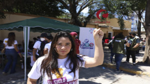 Feministas entregan Ley Contra la Violencia