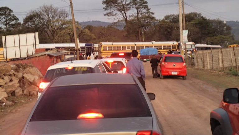 paro de transporte con protestas encontradas