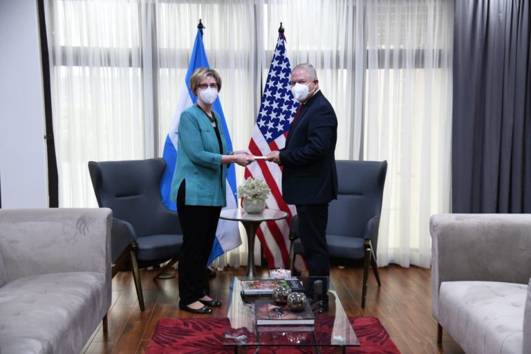 Dogu presenta credenciales ante Cancillería de Honduras