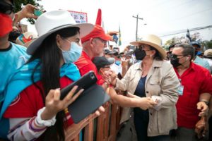 trabajadores marchan junto a Xiomara Castro