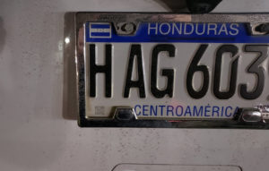 Anuncian decomiso de vehículos sin placas nuevas