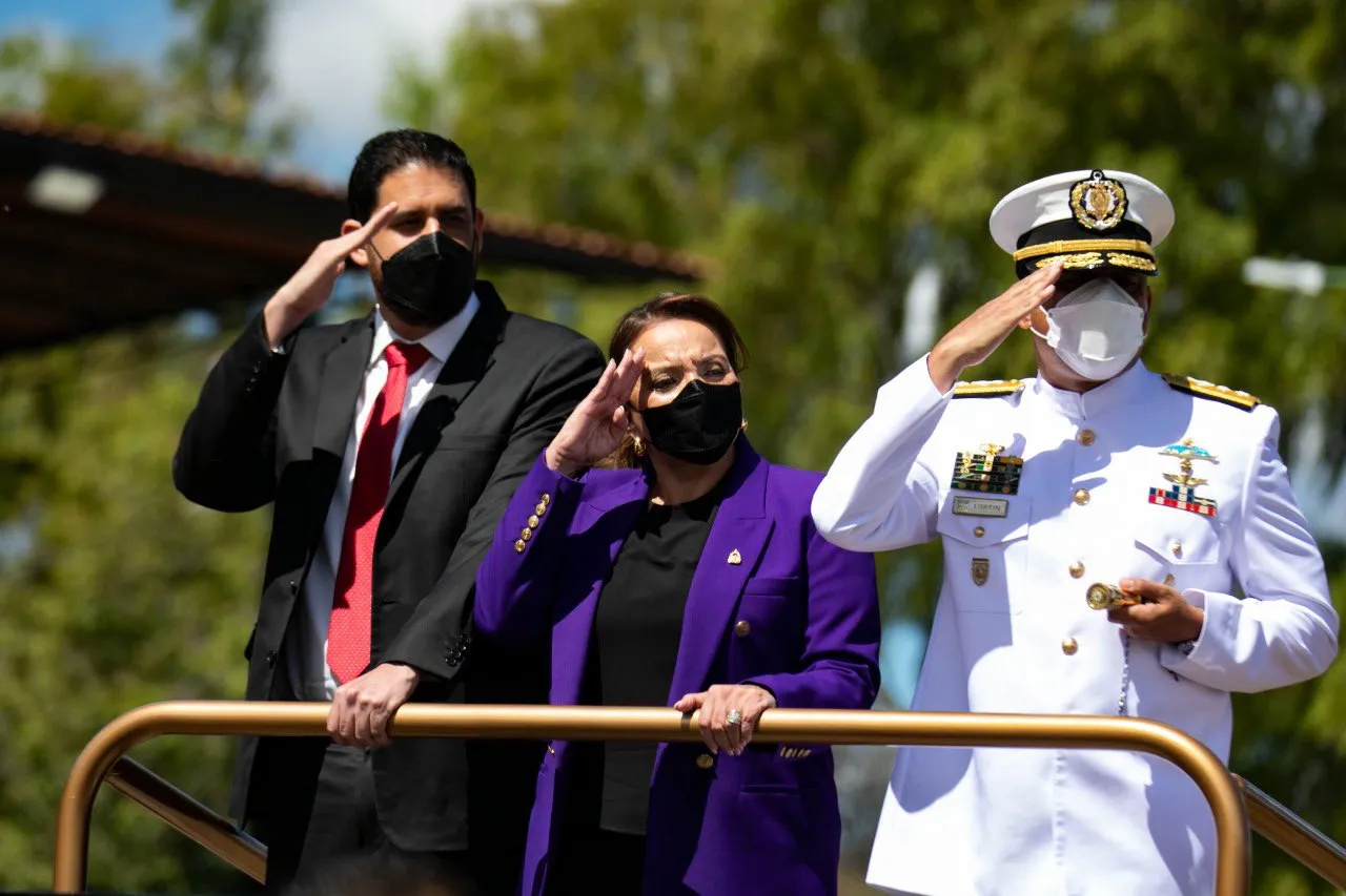 Castro busca limpiar imagen de los militares
