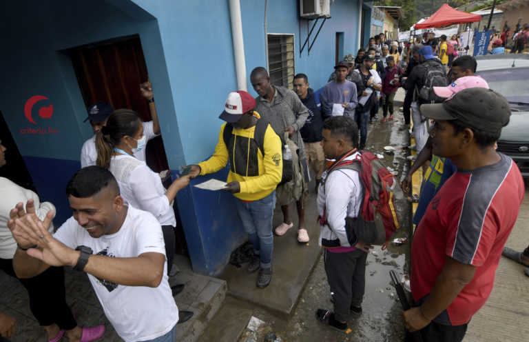 Migrantes desmienten ser beneficiados