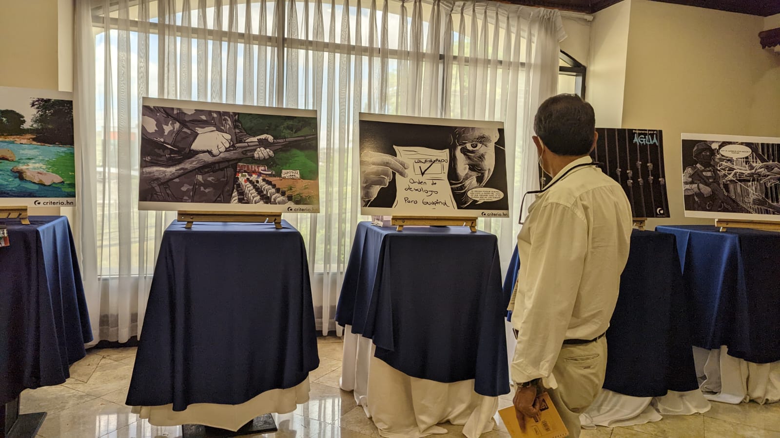 Los artes del cómic, que resumen la historia de los defensores del río Guapinol, fueron admirados por los asistentes al evento. (Foto: Criterio.hn/Marcia Perdomo)