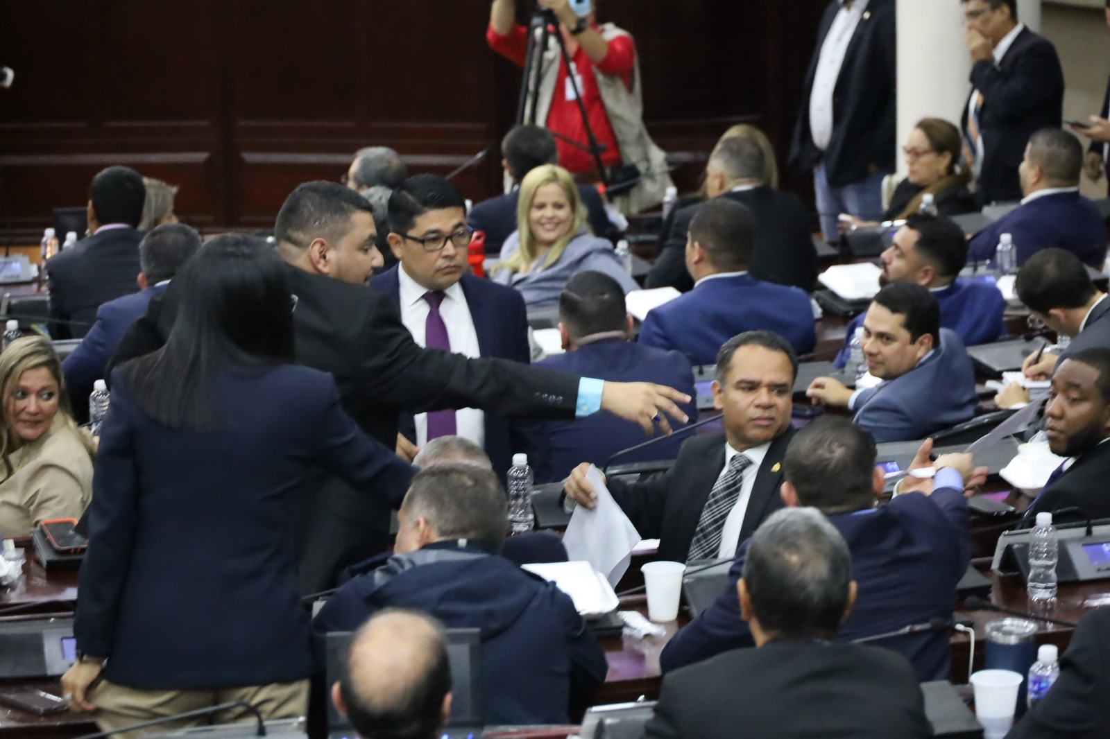 Instantes en que el diputado del Partido Nacional Jorge Zelaya  presentaba la moción nominativa que tampoco fue tomada en consideración por el pleno de diputados. (Foto: Horacio Lorca-Criterio.hn).