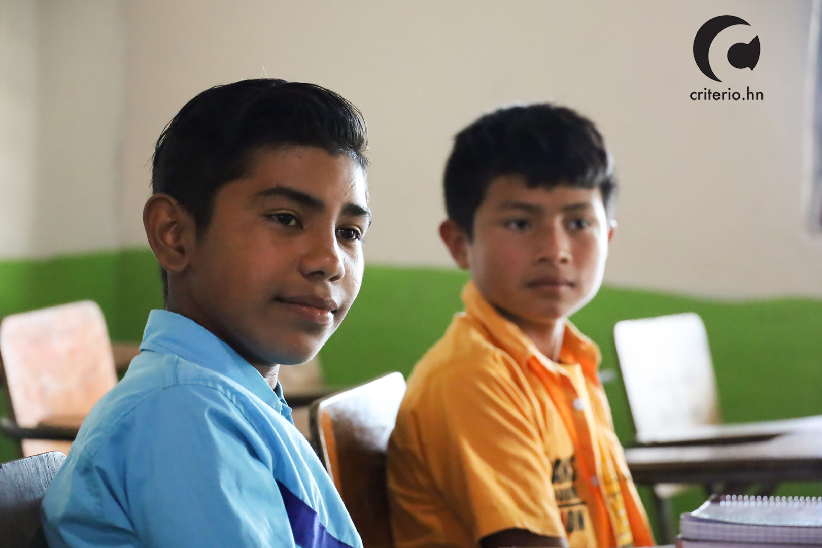 Niños estudaidnso varones de la comunidad PECH honduras
