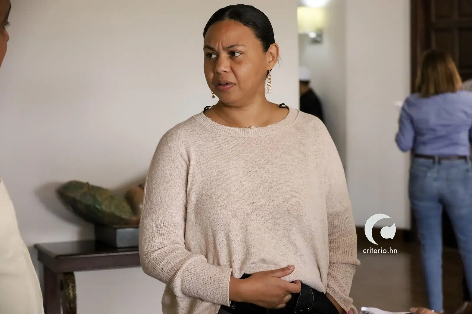 entrevistada con sueter color piel