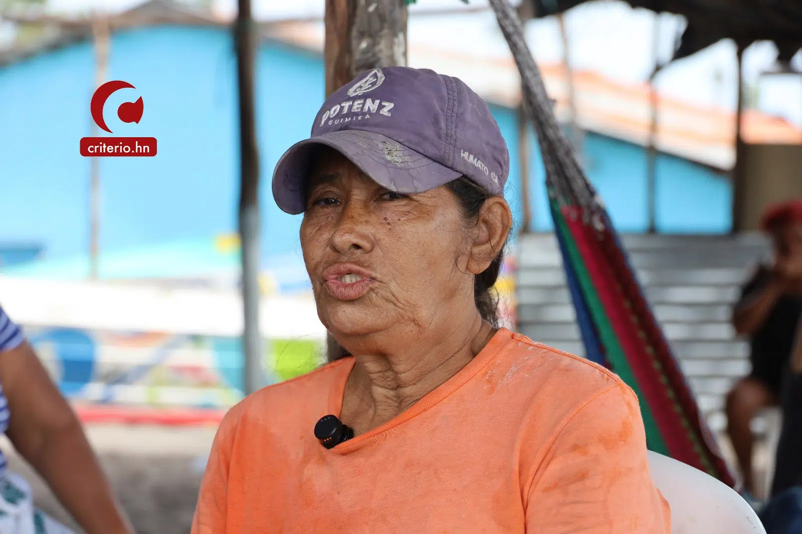 entrevistada con gorra